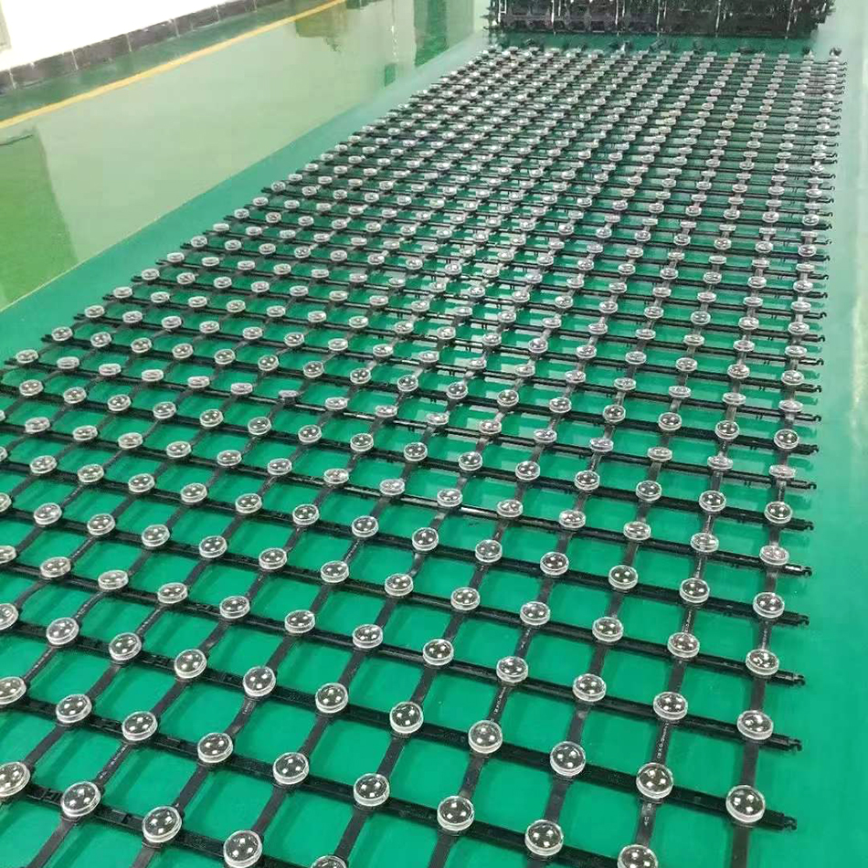 華宇星戶外全彩led透明顯示網(wǎng)格屏與傳統(tǒng)LED顯示屏有什么異同點(diǎn)